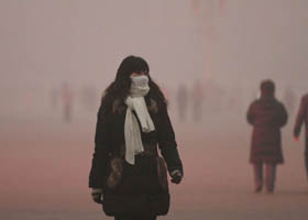 北京遭沙尘雾霾天 空气重度污染(1)